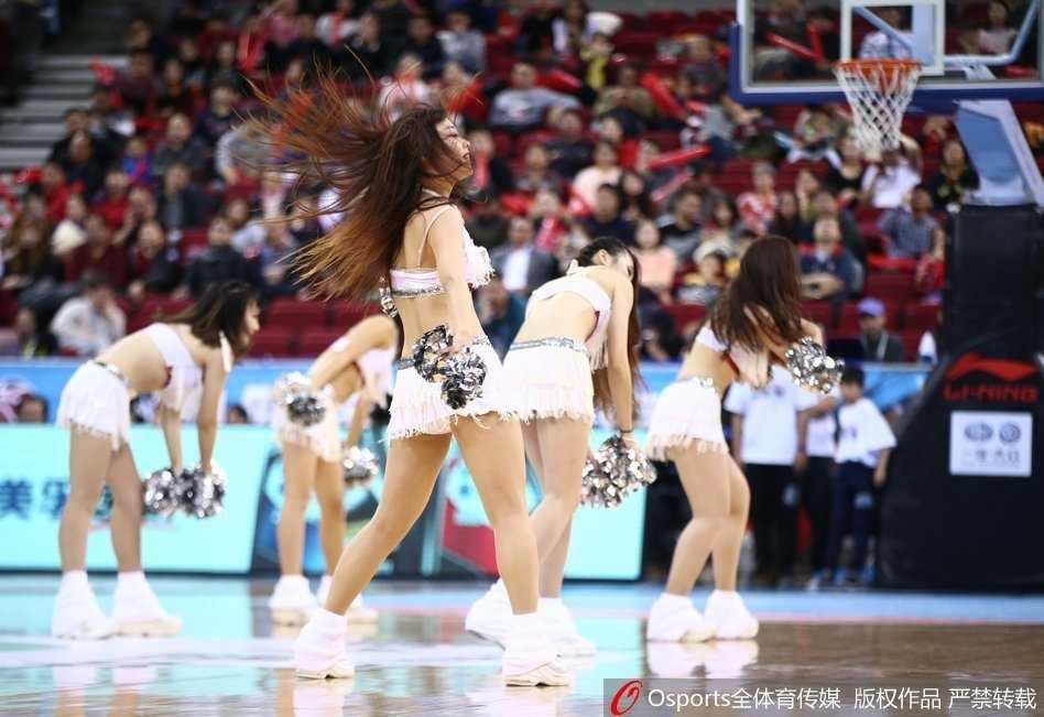 舞动赛场的精灵:北京首钢篮球宝贝与她们的CBA热血时刻 赛后,篮球宝贝们与现场吉祥物互动,向观众席挥手致意,她们用真诚的笑容感谢球迷们的支持,为这场精彩的篮球之夜画上了一个圆满而温馨的句号。