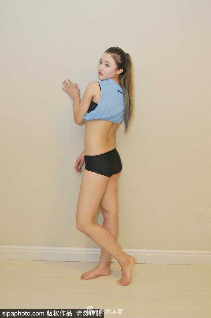 舞动青春马尾 助力京城荣耀 聚光灯下,篮球宝贝们集体亮相,她们的马尾辫在灯光的照耀下显得格外精神,整齐的队形和甜美的笑容,展示了团队的专业与活力。