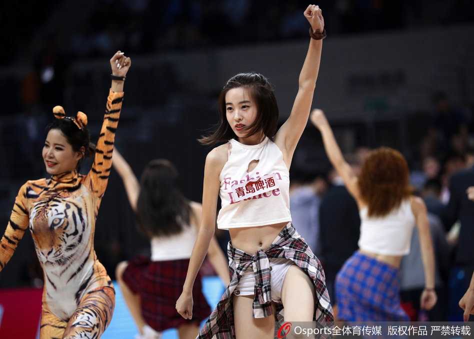 舞台上的惊鸿一瞬:当肩带滑落成为时尚界的永恒瞬间 日本女星三上悠亚在拍摄泳装特辑时,伸手示范绑带方法却不慎将蝴蝶结拉开,黑色泳衣瞬间滑落,她瞪大双眼露出惊讶表情,紧急用手护住胸前