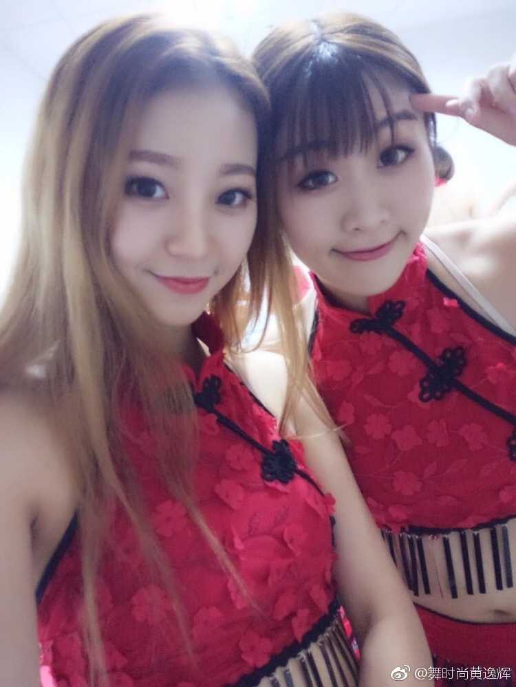 舞时尚啦啦队热力绽放,助阵广东篮球谱写冠军华章 在赛场灯光映照下,一位队员侧身凝视远方,优美的身体曲线和专注的神态,仿佛在诉说着对舞台的热爱。