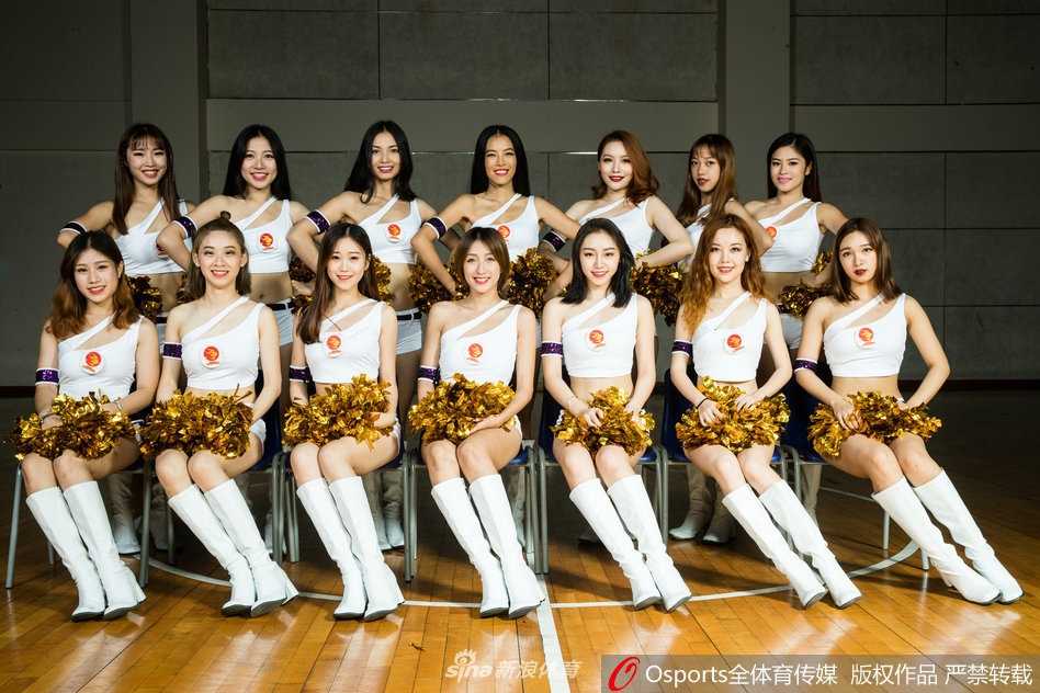 艳光四射:深圳新世纪啦啦宝贝演绎熟女风华与赛场激情 近距离特写中,宝贝肌肤胜雪,红唇娇艳,柔美与性感交织,诠释着多元的女性魅力