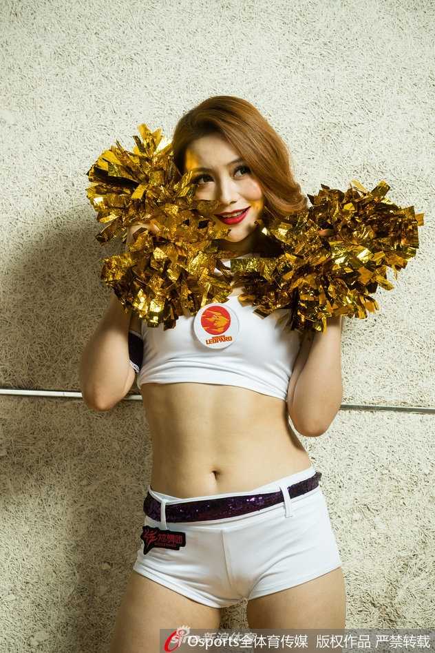 艳光四射:深圳新世纪啦啦宝贝演绎熟女风华与赛场激情 宝贝轻倚栏杆,成熟女性的优雅韵味自然流露,一颦一笑皆成为画面中的焦点