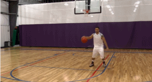 面对贴身防守，球员先是一个快速的胯下运球将球从左手换到右手，随即身体猛然向左晃动，做出向左突破的架势，防守者重心瞬间向左偏移，他却在电光火石间将球拉回右侧，扬长而去。