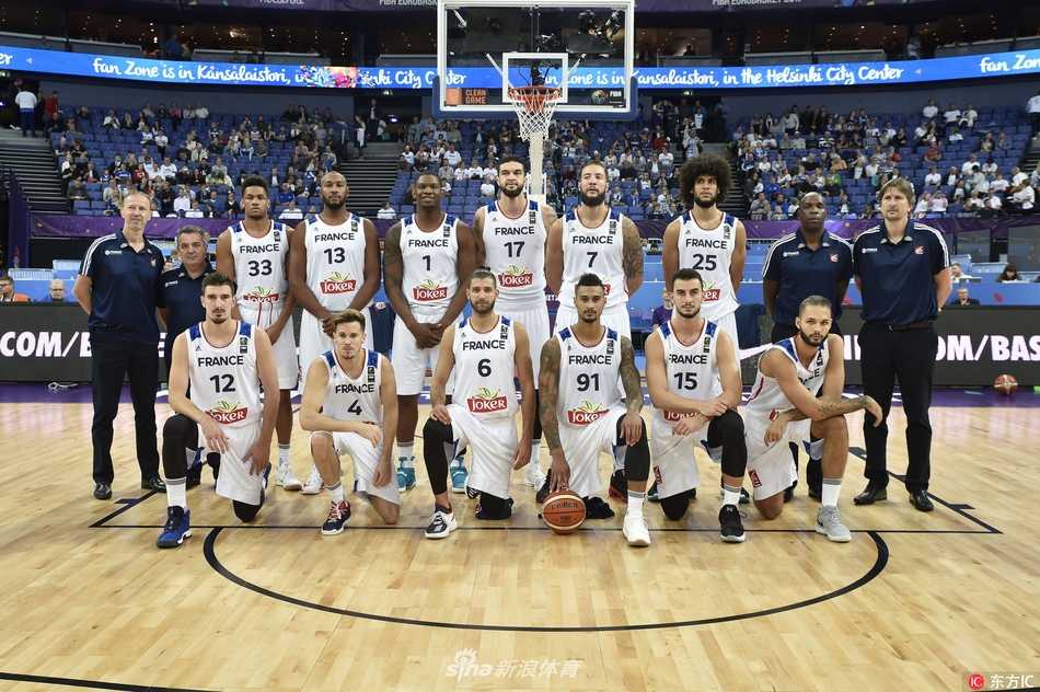 芬兰主场观众全体起立，手臂相连，形成一片白色的浪潮，震耳欲聋的欢呼声仿佛要冲破球馆穹顶。