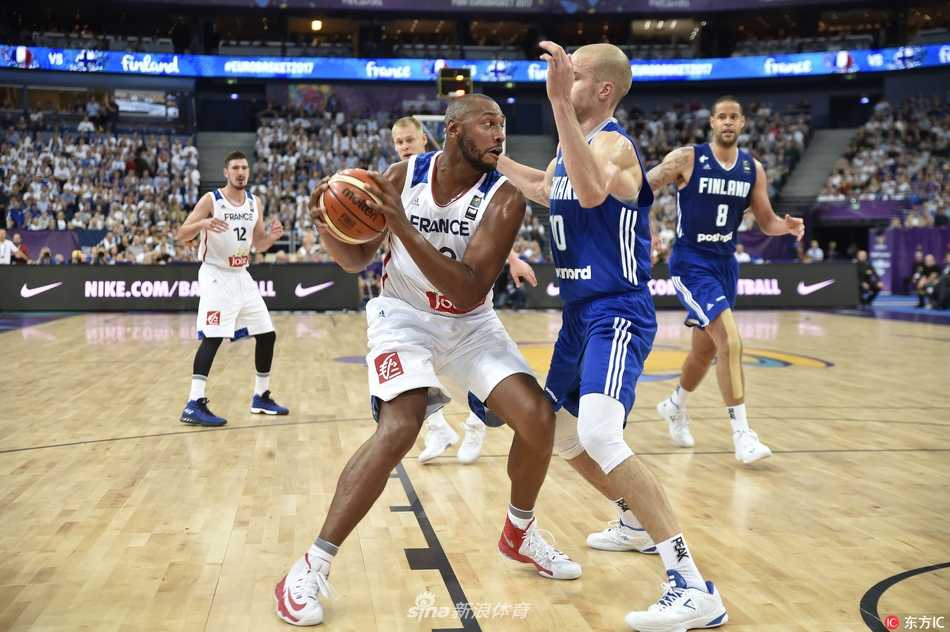 落败的法国队核心富尼耶叉腰低头，难掩失落，身后是疯狂庆祝的芬兰球员，一喜一悲间定格了竞技体育的残酷。