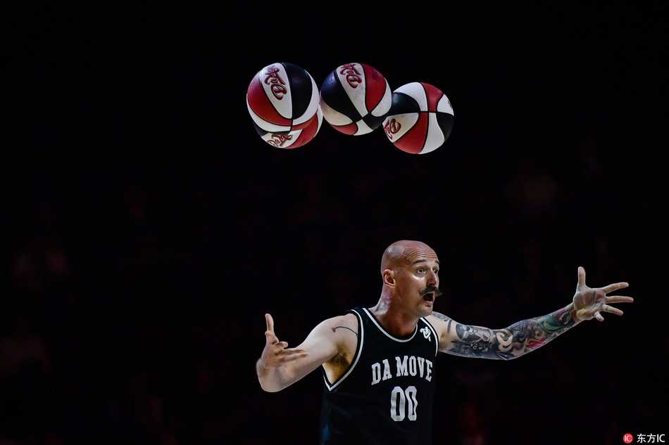 花式篮球旋风席卷濠江 琉球帝王与高阳猎户座激战前夕引爆全场 表演者正与场边小观众进行亲密互动,他将篮球轻轻递出,眼神中充满鼓励,孩子们脸上洋溢着惊喜的笑容,现场气氛温馨而热烈。