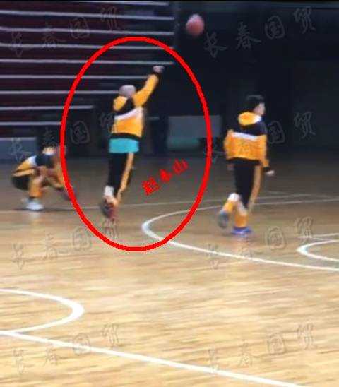 花甲之年仍叱咤篮坛,赵本山率队狂砍分获封“铁岭杜兰特” 赛后,满头大汗的赵本山在场边休息,眼神中依然闪烁着兴奋的光芒,举手投足间尽显运动后的畅快与活力