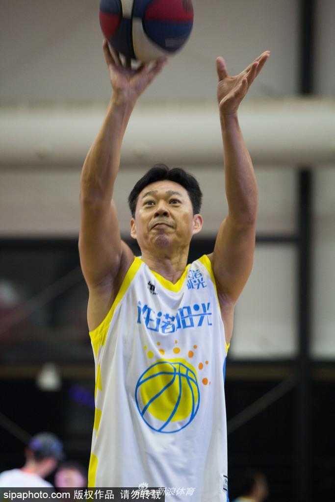 花甲硬汉张丰毅篮球场续写传奇 助阵女篮名将许诺温情退役 张丰毅在篮下高高跃起,准备封盖对手的投篮,他的身体完全舒展,核心力量惊人,这一刻时间仿佛在他身上停止了。