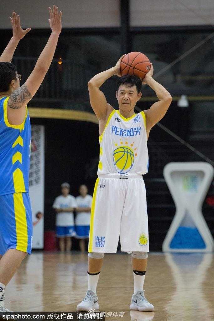 花甲硬汉张丰毅篮球场续写传奇 助阵女篮名将许诺温情退役 张丰毅在球场上纵身跃起,与对手展开激烈拼抢,他手臂上的肌肉在发力时紧紧绷起,展现出不输年轻人的竞技状态与活力。