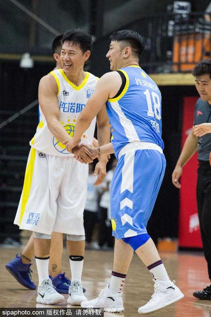 花甲硬汉张丰毅篮球场续写传奇 助阵女篮名将许诺温情退役 在赛场聚光灯下,张丰毅赤裸上身露出线条分明的肌肉,眼神坚毅地望向篮筐,仿佛一位久经沙场的角斗士,霸气侧漏。