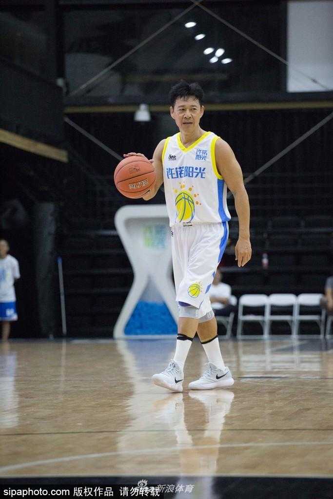 花甲硬汉张丰毅篮球场续写传奇 助阵女篮名将许诺温情退役 尽管头发已经花白,但张丰毅在球场上奔跑的姿态依旧矫健,他正全神贯注地运球突破,眼神中闪烁着对胜利的渴望和对篮球纯粹的热爱。