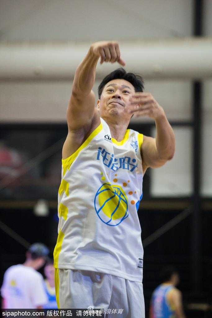 花甲硬汉张丰毅篮球场续写传奇 助阵女篮名将许诺温情退役 比赛间隙,张丰毅神情专注地与队友交流战术,举手投足间带着一种领导者的气质,仿佛是将戏里的“书记”风范带到了球场上。