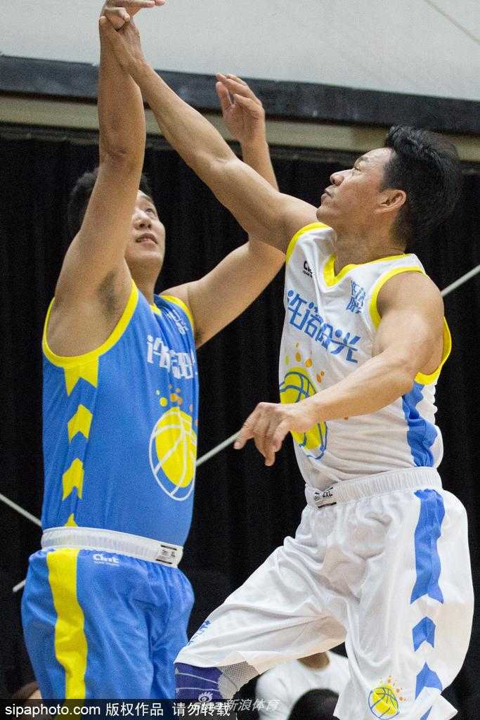 花甲硬汉张丰毅篮球场续写传奇 助阵女篮名将许诺温情退役 即使被多人包夹防守,张丰毅依然毫无惧色,他双手紧握篮球,利用强壮的身体为自己创造进攻空间,尽显球场老将的沉稳与智慧。
