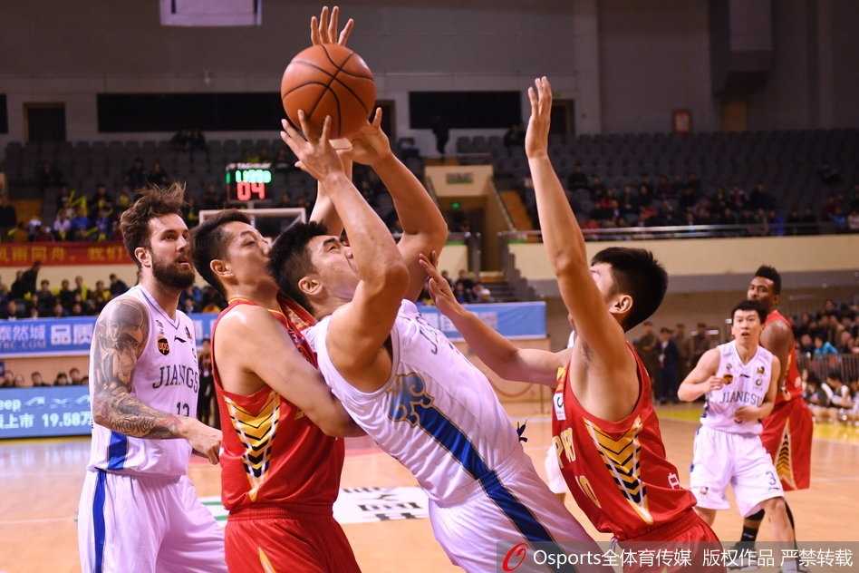 苏州主场收官战惜败深圳,肯帝亚最后时刻与胜利失之交臂 李慕豪高高跃起,在肯帝亚内线群中单手补篮,这关键一球几乎为深圳队锁定了胜局。