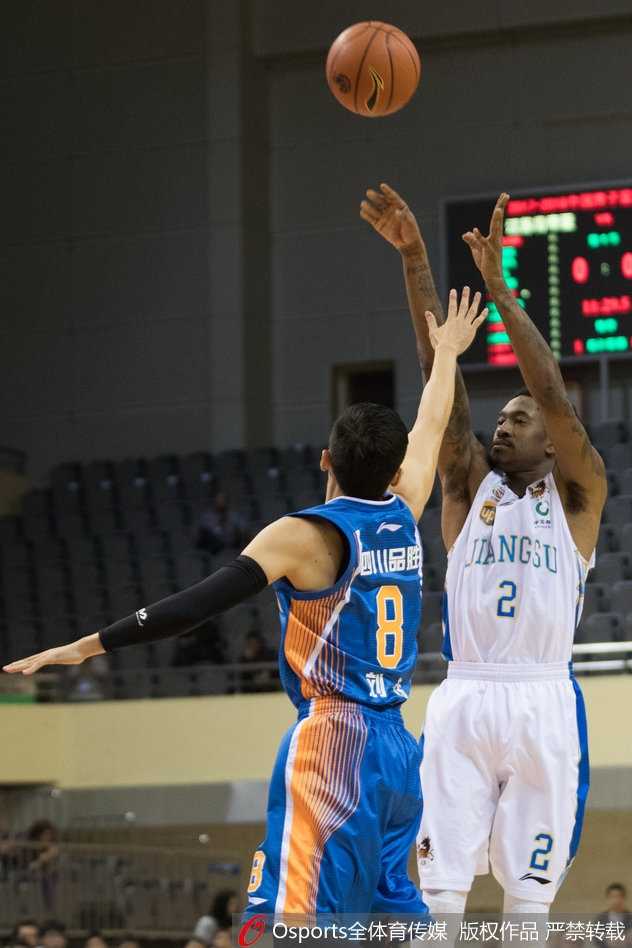 哈达迪在内线肌肉丛林中强行起跳，长臂高扬试图完成惊天补扣