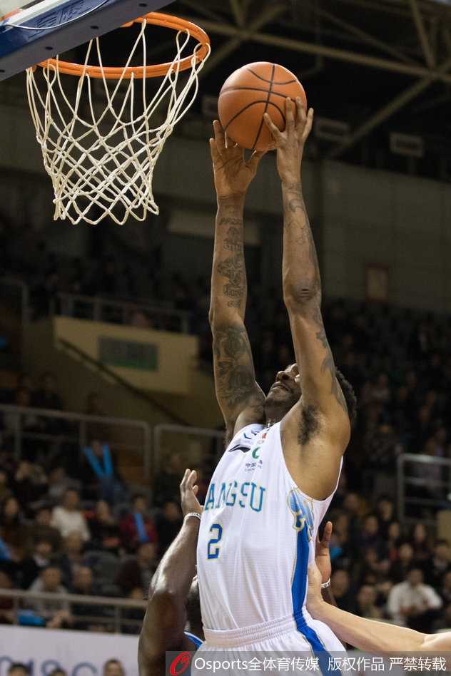 江苏替补席球员全部起立庆祝，脸上的笑容比苏州的霓虹灯还要灿烂