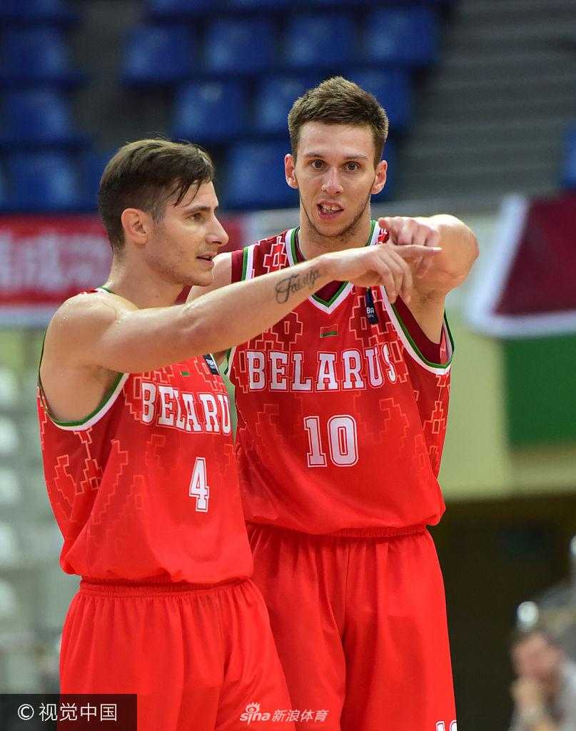 苏州八国赛美国职业联队力克白俄罗斯,赛场风云激荡 获胜后的美国队球员们在球场中央围成一圈,他们的呐喊声冲破体育馆的穹顶,年轻的脸庞上洋溢着胜利的喜悦和对下一场战斗的渴望。