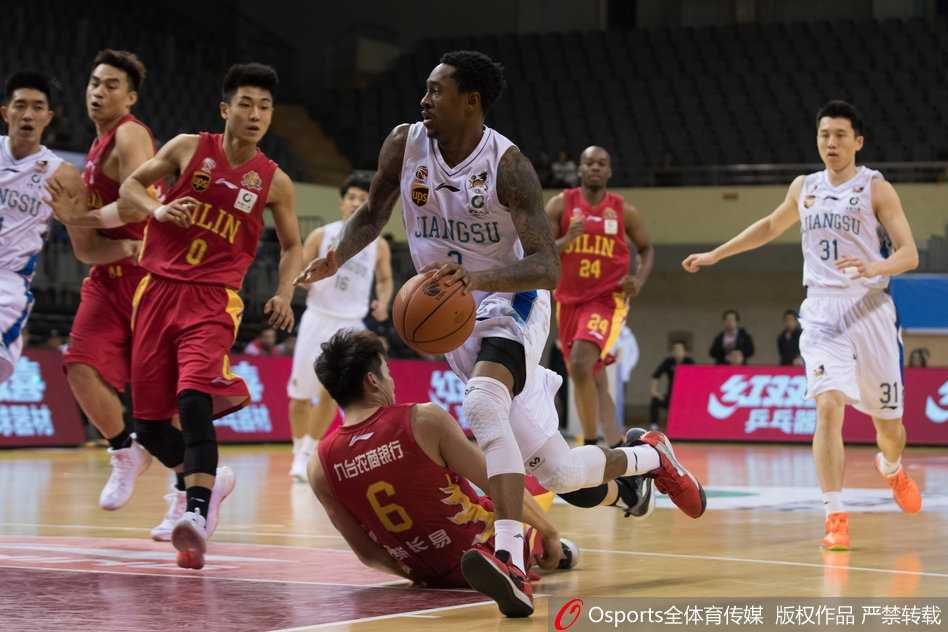 苏州冬夜寒战:肯帝亚主场爆冷负吉林,东北虎双外援联手“狩猎”成功 江苏队长易立持球加速突破,犹如一把尖刀直插吉林队腹地,但此役国内球员整体低迷成为败因。