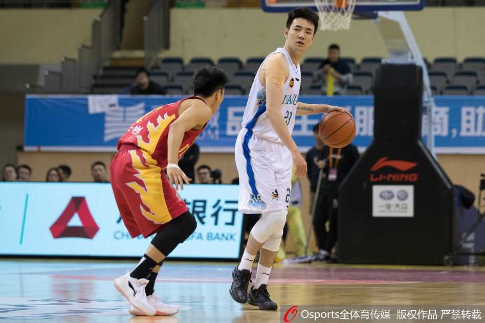 苏州冬夜寒战:肯帝亚主场爆冷负吉林,东北虎双外援联手“狩猎”成功 韦弗在肯帝亚防守球员的严密看管下,依然自信出手,篮球划过苏州上空的一道美丽弧线。