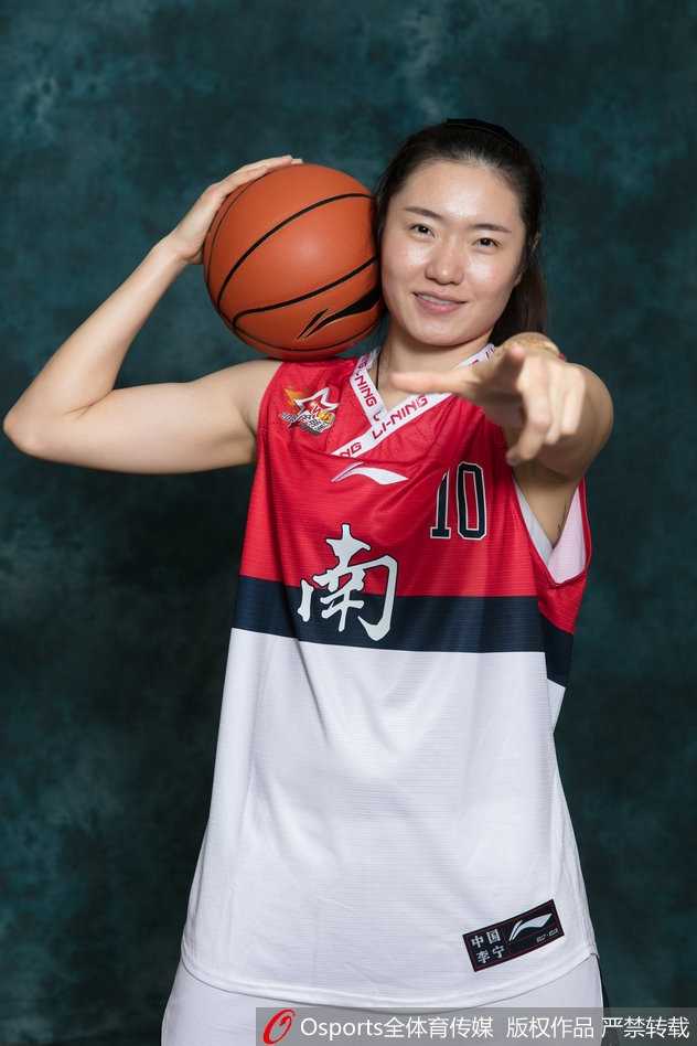 英雄城绽放玫瑰力量:回望二零一八赛季南区全明星飒爽英姿 南区队外援斯图尔特拍摄写真,神情专注,作为球队关键得分手,眼神中透着自信。