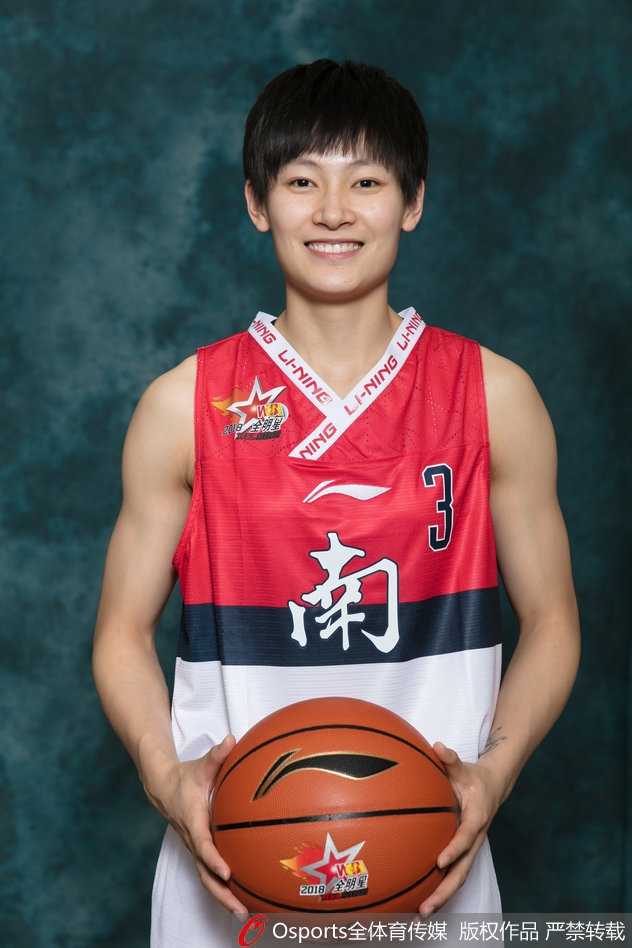 英雄城绽放玫瑰力量:回望二零一八赛季南区全明星飒爽英姿 南区全明星球员李月汝拍摄官方写真,她面带微笑,展现出年轻球员的活力与自信。