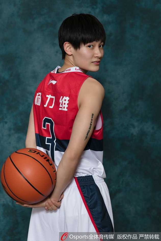 英雄城绽放玫瑰力量:回望二零一八赛季南区全明星飒爽英姿 南区队球员王雪朦拍摄写真,侧身凝视镜头,姿态优雅中透露出运动员特有的坚毅。