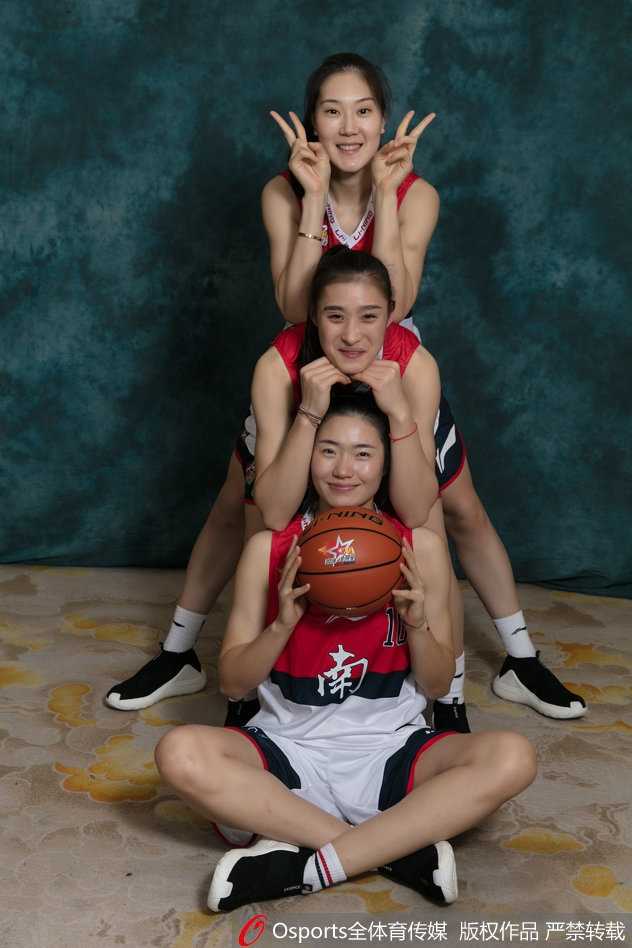 英雄城绽放玫瑰力量:回望二零一八赛季南区全明星飒爽英姿 南区明星队球员武桐桐和杨力维在写真拍摄现场互动,两人神情轻松,姐妹情深。