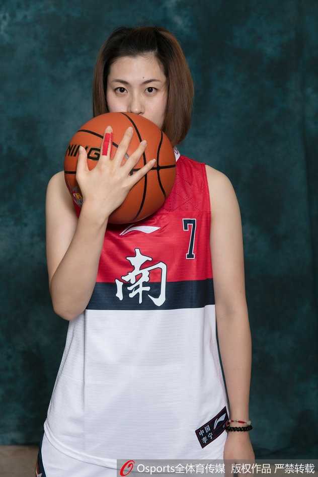 英雄城绽放玫瑰力量:回望二零一八赛季南区全明星飒爽英姿 南区队球员杨力维在写真中摆出运球姿势,灵动十足,彰显技巧挑战赛冠军的风采。