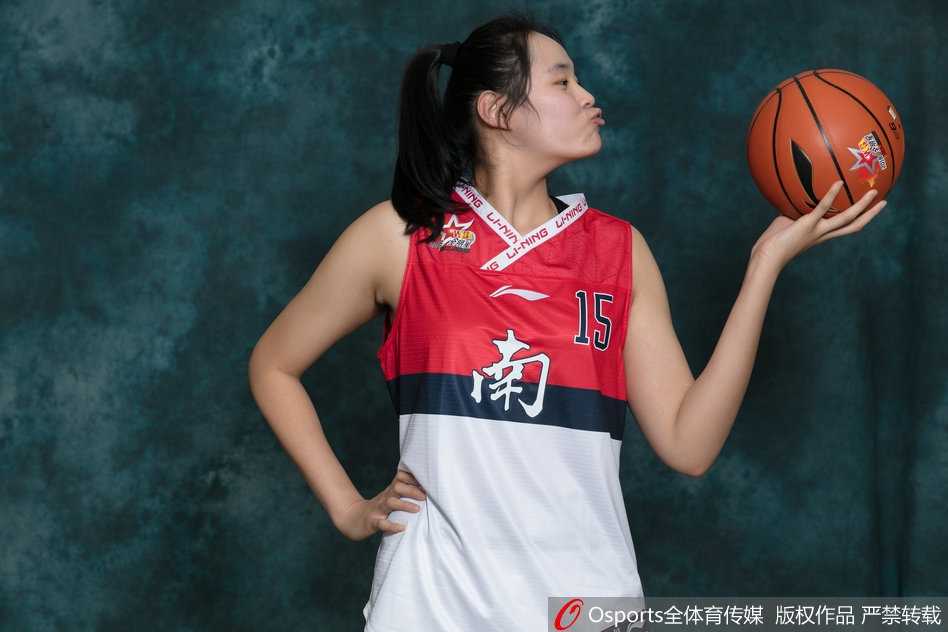 英雄城绽放玫瑰力量:回望二零一八赛季南区全明星飒爽英姿 南区全明星队成员拍摄集体写真,大家站在一起,展现出团队的凝聚力和昂扬斗志。