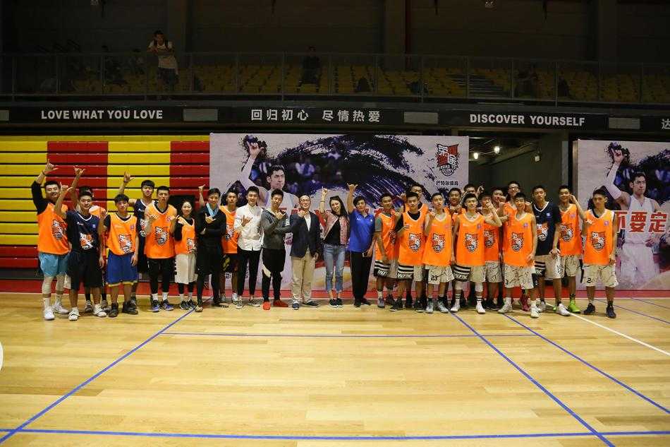 荣耀篮途深圳站:热血激战正酣,十四强进军全国总决赛 一名球员在三分线外高高跃起,手腕轻柔拨球,篮球旋转着飞向篮筐,背景是湛蓝的天空和稀疏的云朵,整个画面充满飘逸的美感。