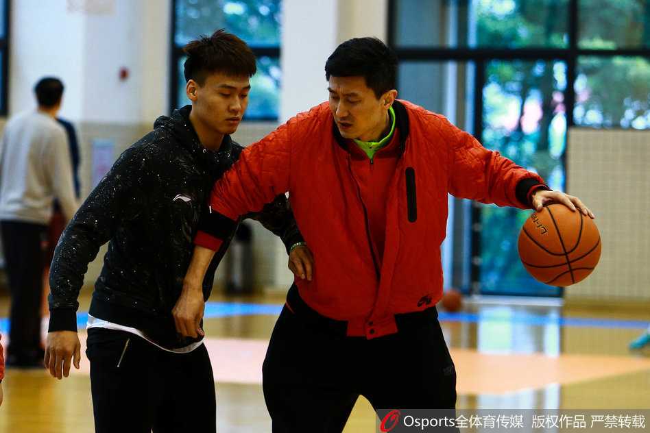 莞军蓄力,剑指蜀地:广东宏远季后赛前最后一练 队长周鹏在三分线外从容起跳,手腕轻柔拨球,皮球在空中划出完美弧线,应声入网,展现着核心锋线火热的投篮手感。