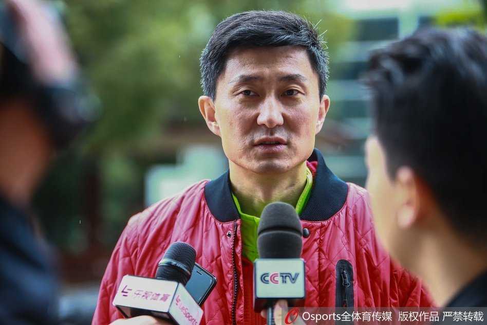 莞军蓄力,剑指蜀地:广东宏远季后赛前最后一练 主教练杜锋双手叉腰,目光如炬地凝视着场上的训练,神情严肃,仿佛在脑海中已预演了无数次明晚的攻防战术。