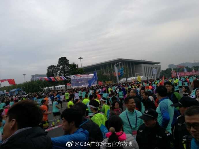 莞马赛道上的篮球巨人:易建联与广东宏远众将的冬日激情奔跑 身着厚实外套的广东队明星球员易建联,在东莞清晨的微光中现身马拉松起跑点,他标志性的笑容如同暖阳,瞬间驱散了南国冬日的寒意,引来周围跑友惊喜的目光。