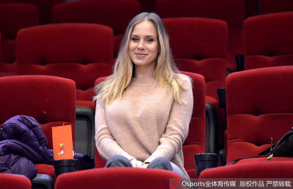 莫泰尤纳斯娇妻现场助阵,山东男篮激战江苏肯帝亚 莫泰尤纳斯的妻子宝莲娜身着一袭休闲冬装,坐在山东队主场看台上,她目光温柔地注视着场内,为正在热身的丈夫默默祈祷与加油。