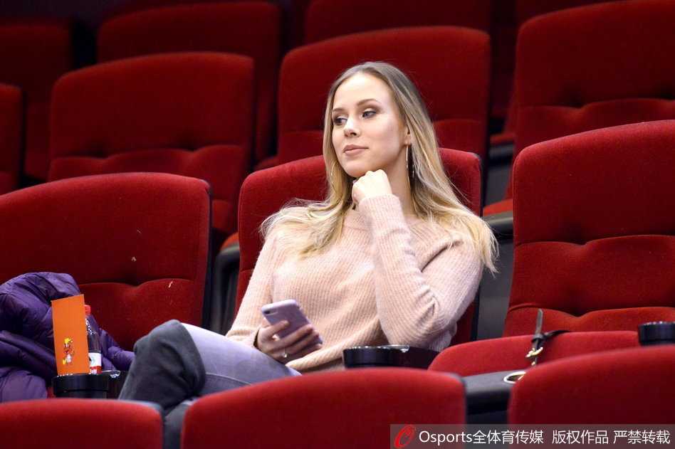 莫泰尤纳斯娇妻现场助阵,山东男篮激战江苏肯帝亚 赛后,宝莲娜静静地站在场边一角,等待着与丈夫相聚的时刻,周围是逐渐散去的人群,而她的眼中只有正在与队友致意的莫泰尤纳斯。