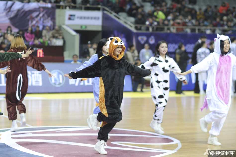 表演接近尾声，所有篮球宝贝聚在一起，对着镜头摆出可爱的pose，齐声大喊“耶”，脸上洋溢着快乐的笑容，为这场睡衣派对画上圆满句号。