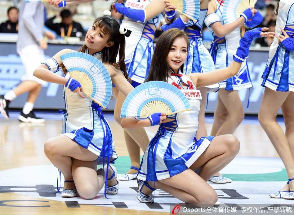 一群身着《古墓丽影》劳拉战衣的篮球宝贝在球场中央热舞，军绿色的背心搭配黑色热裤，活力四射的她们摆出游戏中的经典拉弓姿势，瞬间点燃了现场的气氛。