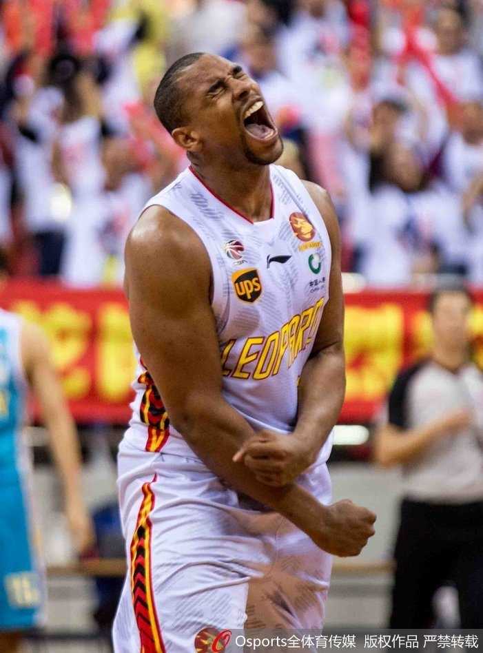 萨林杰轰四十六分引领加时激战,深圳主场五分险胜福建 福建队当家球星王哲林内线强打,利用梦幻脚步晃开防守,霸气单手劈扣震撼篮筐。