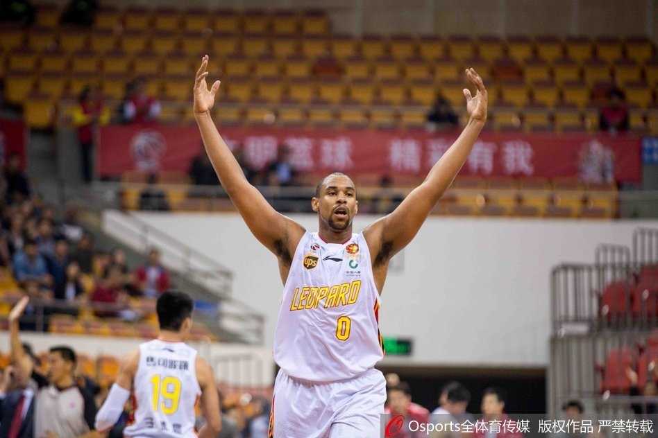 萨林杰轰四十六分引领加时激战,深圳主场五分险胜福建 深圳外援萨林杰在福建队员的严密防守下强行起跳,篮球应声入网,瞬间点燃全场激情。