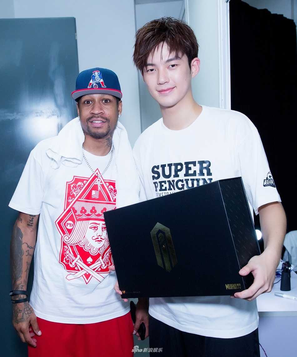 董力身着黑色刺绣毛衣与军绿长裤现身红毯，紫色短靴在聚光灯下闪耀，他面带微笑向粉丝挥手，尽显阳光活力