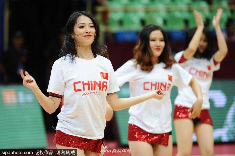 蓉城夏夜篮球宝贝绽放激情 男篮红队憾负安哥拉 啦啦队变换队形,展开舞裙,裙摆飞扬间仿佛一朵朵盛开在篮球场中央的鲜花,尽显柔美与力量。