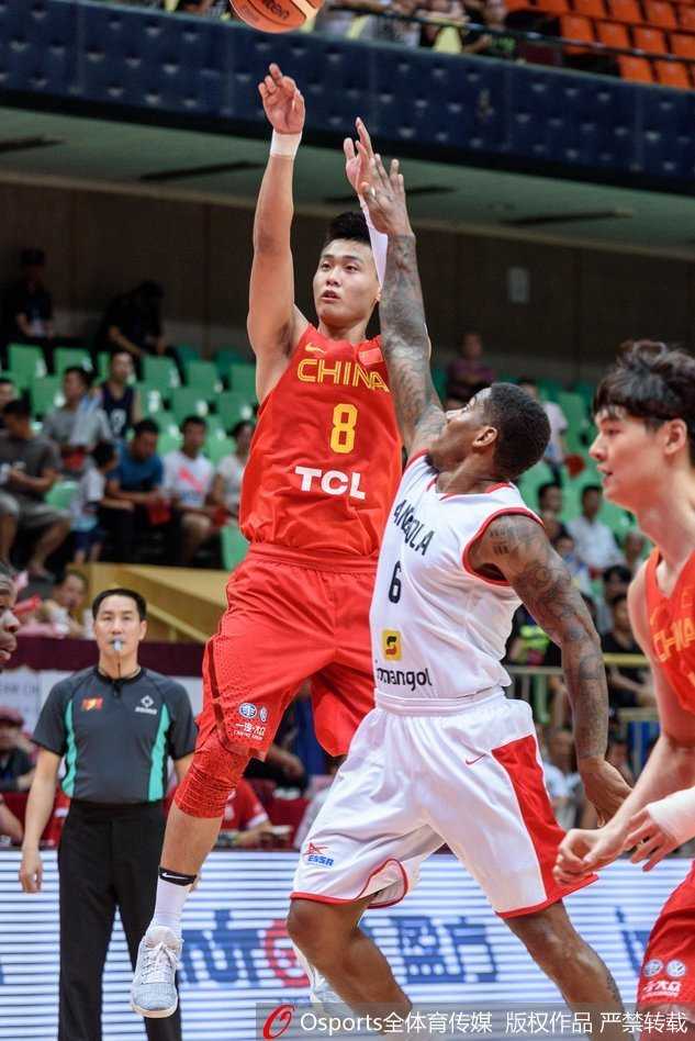 李楠指导在场边双手合拢作喇叭状，焦急地向场上队员传达战术指令