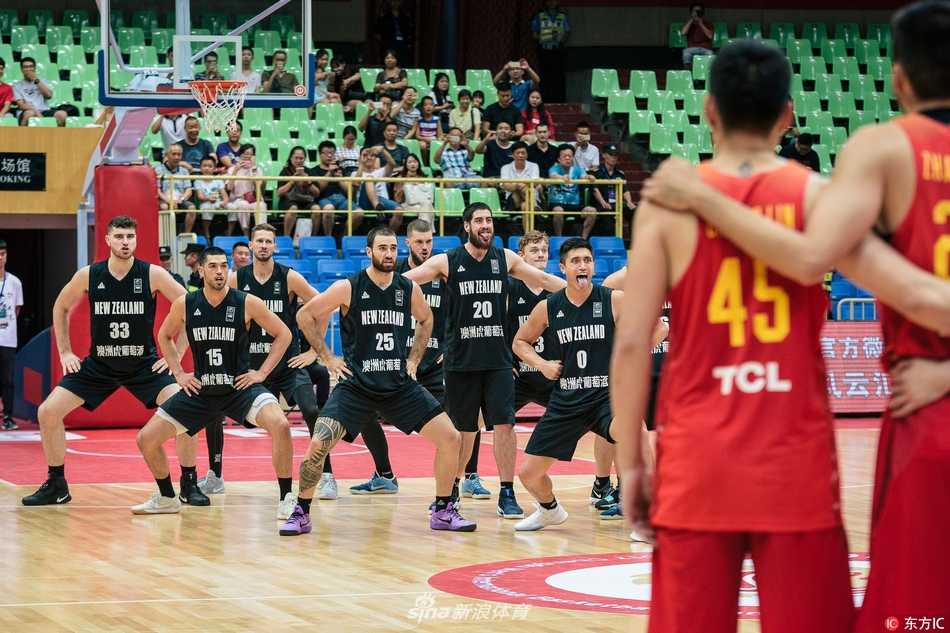 蓉城对决:男篮红队大胜新西兰,毛利战舞闪耀赛场引喝彩 镜头拉近,一名新西兰队员面部表情夸张,双目圆睁,舌尖外露,正以最传统的方式完成毛利战舞的标志性动作。