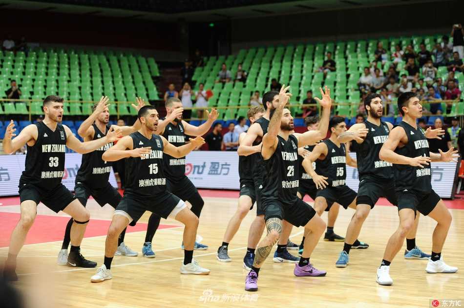 蓉城对决:男篮红队大胜新西兰,毛利战舞闪耀赛场引喝彩 新西兰球员们围成一圈,整齐划一地跺脚、拍打胸口,眼神凌厉地凝视前方,展现毛利战舞的磅礴气势。