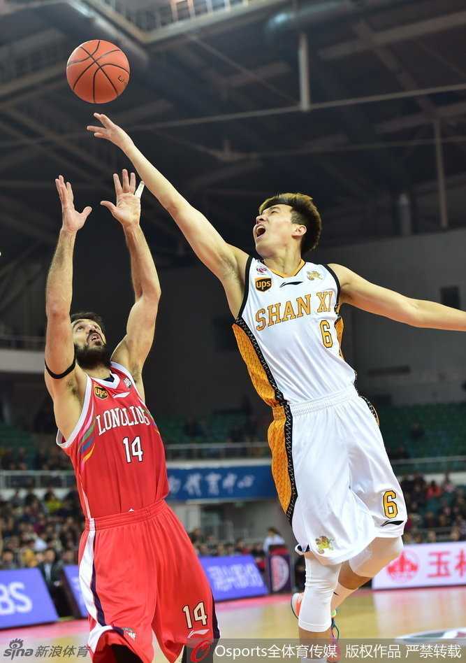 蓝下争锋,赛季热血时刻全记录 曾令旭腾空而起,如同大鹏展翅一般在空中拦截下对手的投篮,瞬间点燃全场激情。