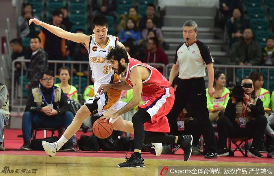 蓝下争锋,赛季热血时刻全记录 邹雨宸在内线寸土必争,高高跃起试图封盖对手的投篮,眼神中充满了不服输的斗志。