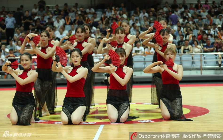 蕞红啦啦队身披半透红纱赤脚热舞 折扇助威中国男篮红队 蕞红啦啦队队员身穿透纱红裙赤脚起舞,折扇半掩面,高挑身姿若隐若现