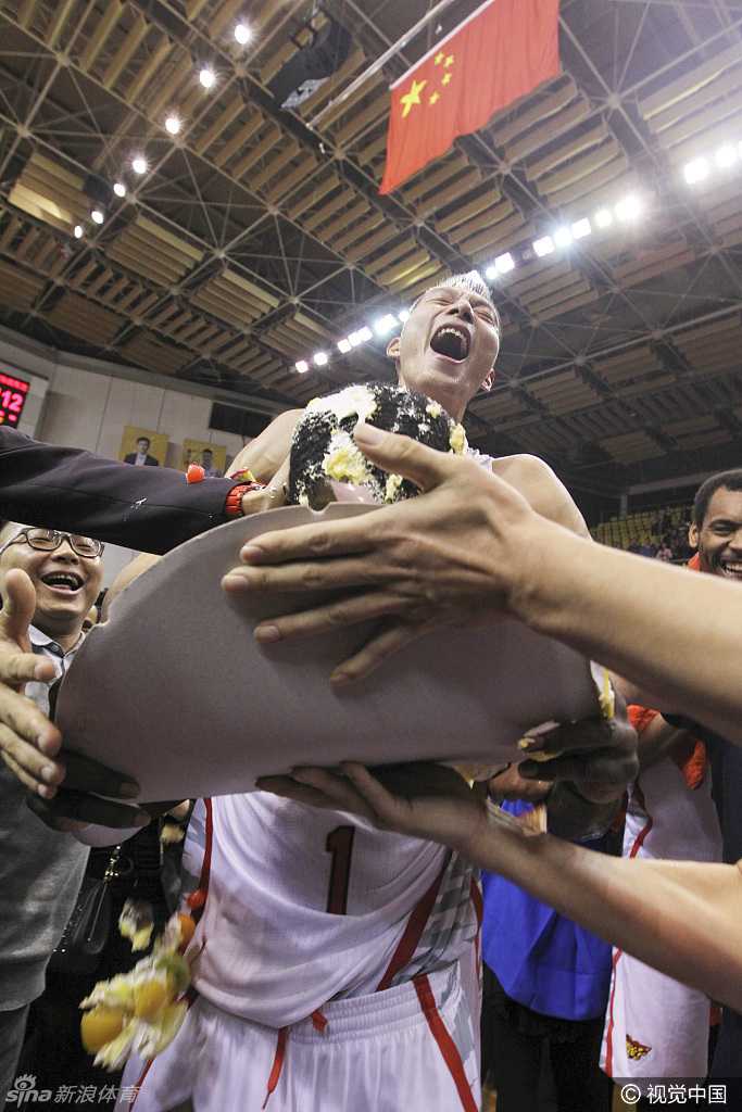 一双沾满奶油的手，正在为蛋糕裱花，虽然手上狼藉一片，但创作的甜蜜感却从指尖流淌开来。