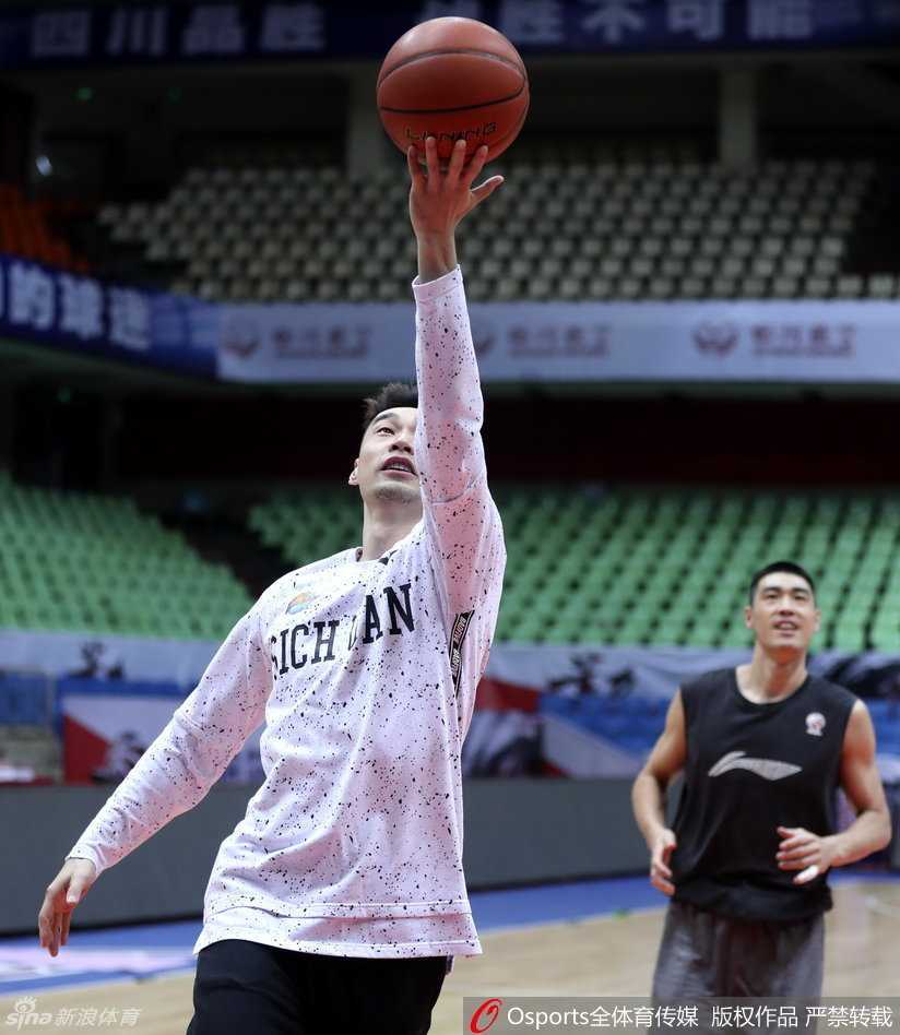 蜀军亮剑五棵松 带病刘炜领衔川军死拼广东 孟达在对抗中腾空而起,身体在空中折叠拉杆,以极佳的核心力量躲过封盖完成上篮