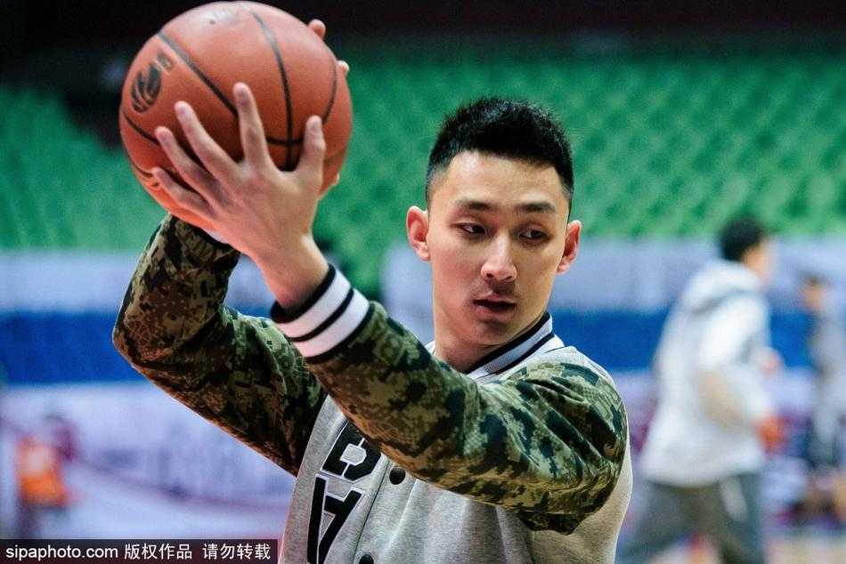 外援韦弗神情专注地进行运球训练，这位曾效力火箭的悍将，正试图用经验带领年轻的吉林队在客场突围